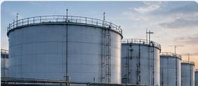 Защита нефтебазы от БПЛА: сетчатый контур над резервуарным парком